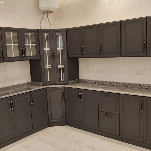 مطبخ رمادي غامق 6 متر